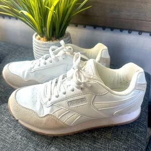White Reebok suede/leather gently used. Worn handful of times very clean size 8.